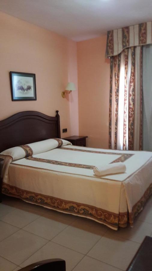 Herrera del Duque Hostal Restaurante Pacos מראה חיצוני תמונה